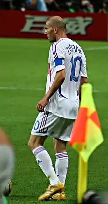 Portrait, de 3/4, d'un joueur de football portant un millot blanc et le numéro 10