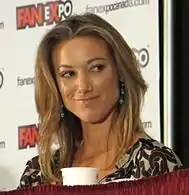 Zoie Palmer interprète Lauren Lewis.
