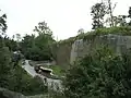 L'enclos des hippopotames amphibies avec, en arrière plan, un pan des remparts de Vauban