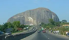Vue de Zuma Rock depuis l'autoroute A2