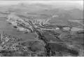 Vue aérienne de la mine à proximité des habitations.