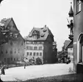 Vue de la Maison de Dürer, avec le Saint Georges de la Pilatushaus au premier plan à droite, en 1907.