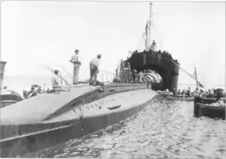 Chargement à bord du Kanguroo du sous-marin Ferré (46&nbsp;m), destiné à la marine péruvienne (Toulon, 1912).