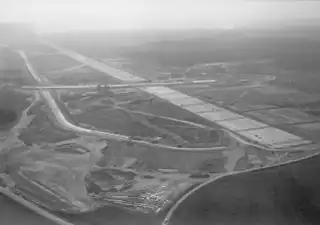 Travaux du prolongement de la piste en 1959 pour la portée à 3&nbsp;900&nbsp;m vue de l'est.