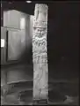 Sculpture maya représentant un dieu à l'apparence humaine. Il porte une grande coiffe faite de plumes et un costume décoré de nombreux ornements. Il porte également des sandales. Musée national d'anthropologie de Mexico;