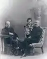 À gauche : Lev Wolkenstein, à droite : Mikhail Wolkenstein et son neveu Yuri (George), le fils de son frère Lev.